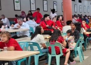 Pengunjung Vihara Duta Maitreya Batam Center, Sungai Panas, Kota Batam, menyantap makanan vegetarian, siang tadi. (ft qori)