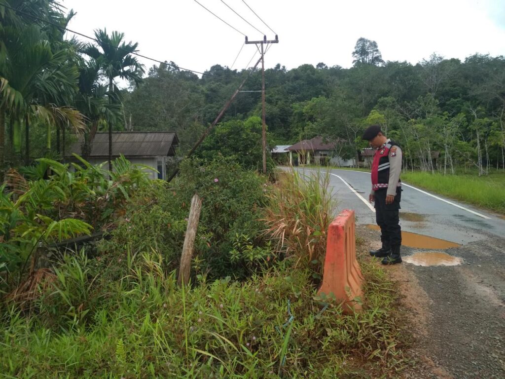 Petugas polisi sedang memantau daerah rawan bencana, pagi tadi. (ft humaspolreslingga)