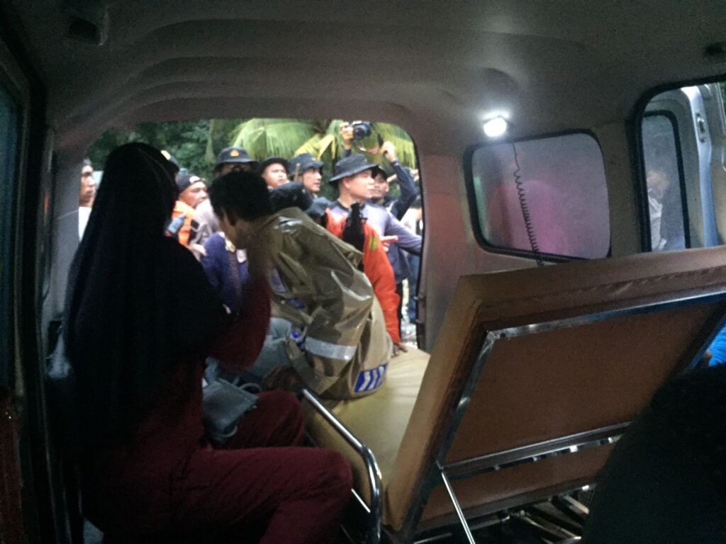 Reza saat berhasil dievakuasi di dalam mobil ambulance, siang tadi. (ft toro)