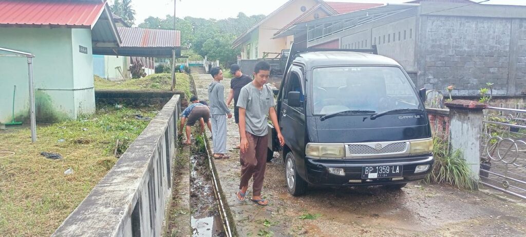 Sebagaian warga Kelurahan Dabo kompak membersihkan lingkungan, pagi tadi. (ft gaf)