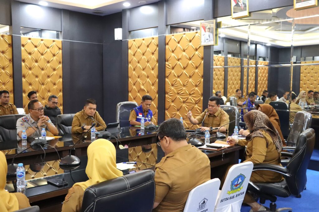 Sekda Bintan saat memimpin Rakor penanggulangan bencara di Pemkab Lingga, kemarin. (ft mcbintan)