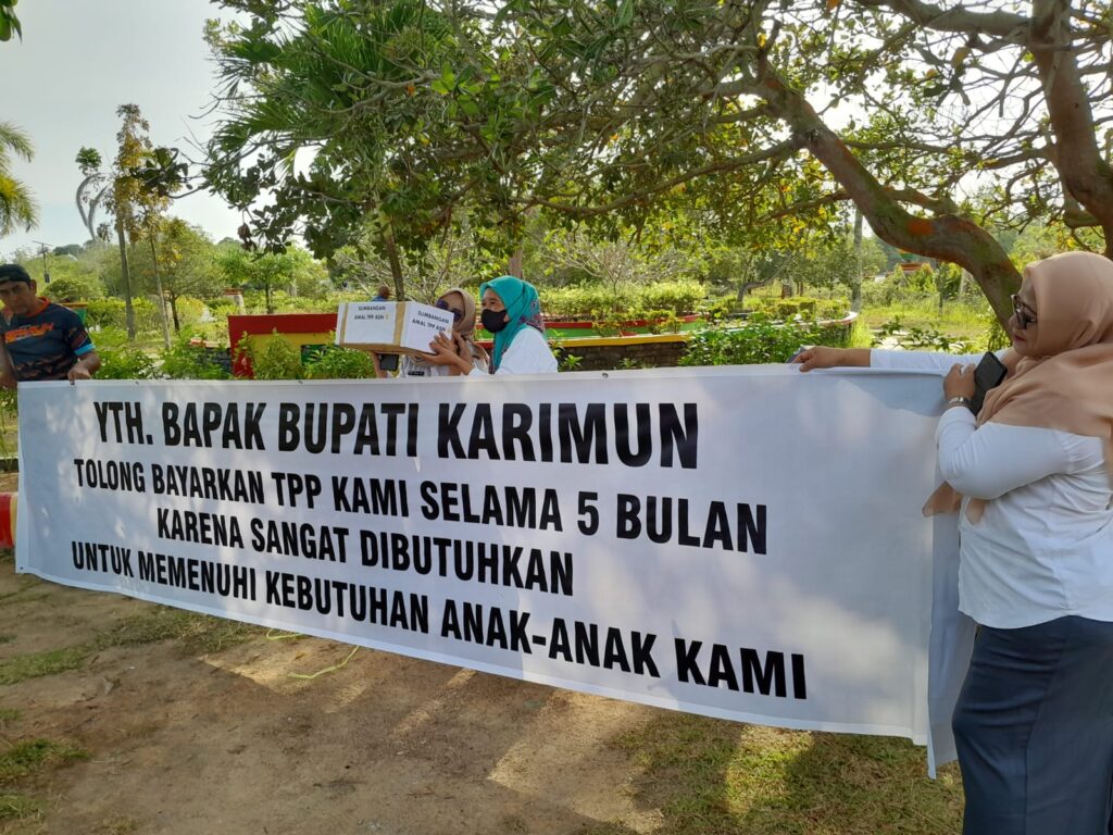 Spanduk unjukrasa ASN di Pemkab Karimun, pagi tadi. (ft roma)