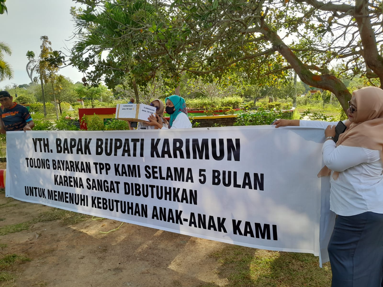 Spanduk unjukrasa ASN di Pemkab Karimun, pagi tadi. (ft roma)