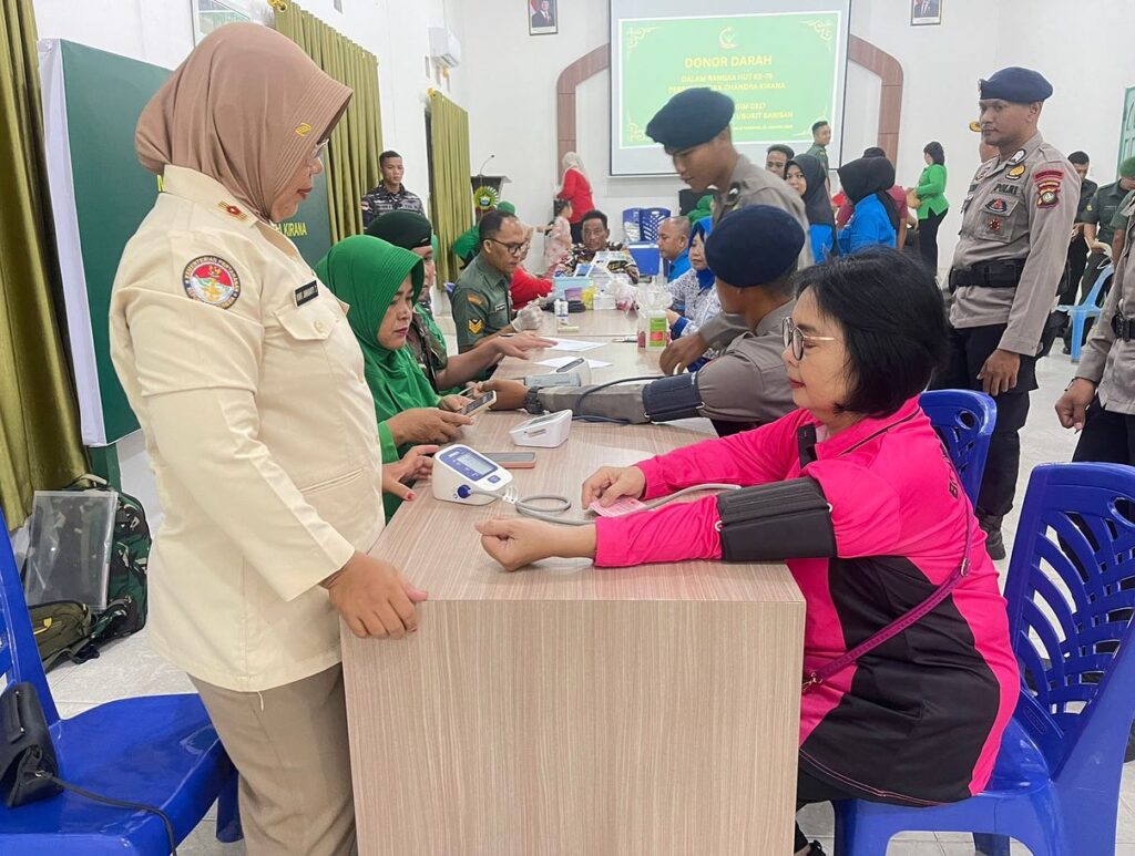 Suasana donor darah yang digelar Persit Kartika Chandra LXXI di Kodim 0317 Tbk, kemarin, (ft msaimi)