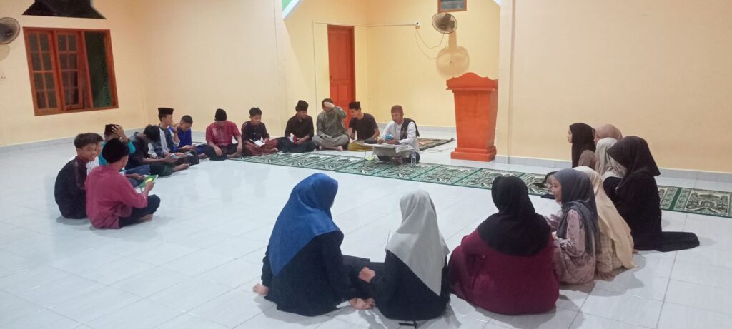 Suasana pembacaan Yassin setiap Kamis malam yang digelar MA Al-Barakah Singkep melaksanakan kegiatan membaca Yasin mingguan bersama seluruh siswa-siswi dan guru di Musholla MA Al-Barakah Singkep , Kamis (23/1/2025) tadi. (ft gafar)