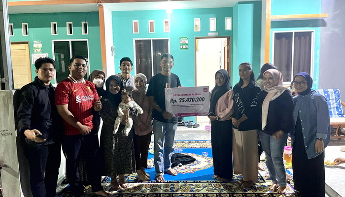Tim INI Karimun Bisa saat menyerahkan donasi ke keluarga Alesha, kemarin. (ft inikarimun)