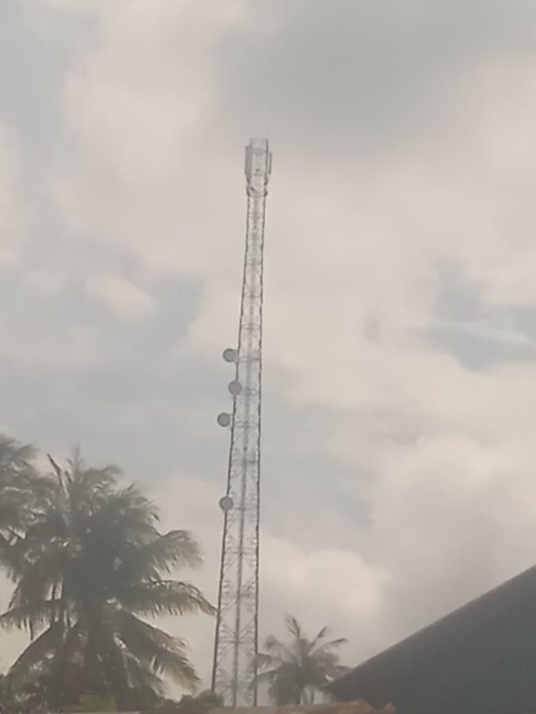Tower Telkomsel yang tidak bagus fungsinya di Desa Mensanak Lingga, (ft gaffar)