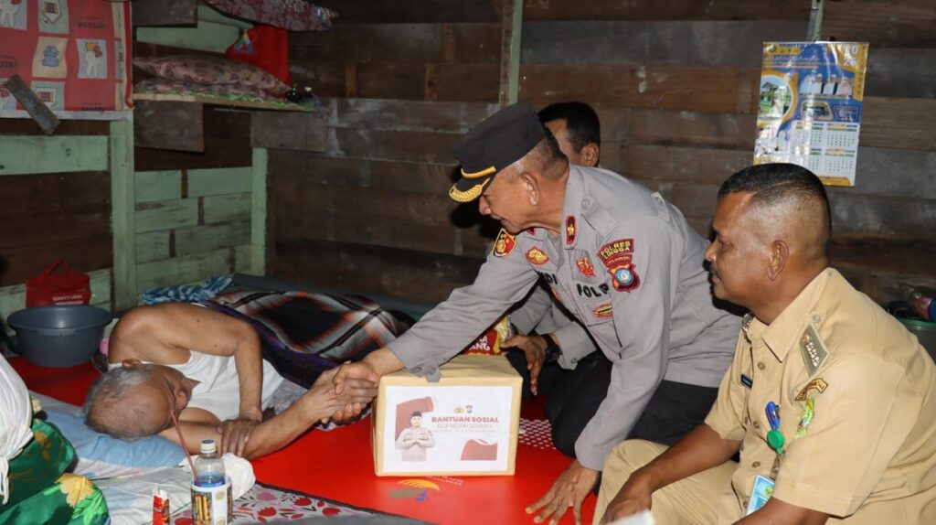 Wakapolres Lingga saat menyampaikan bantuan Sembako kepada warga sakit menahun, Syamsuddin, pagi tadi. (ft gafar)