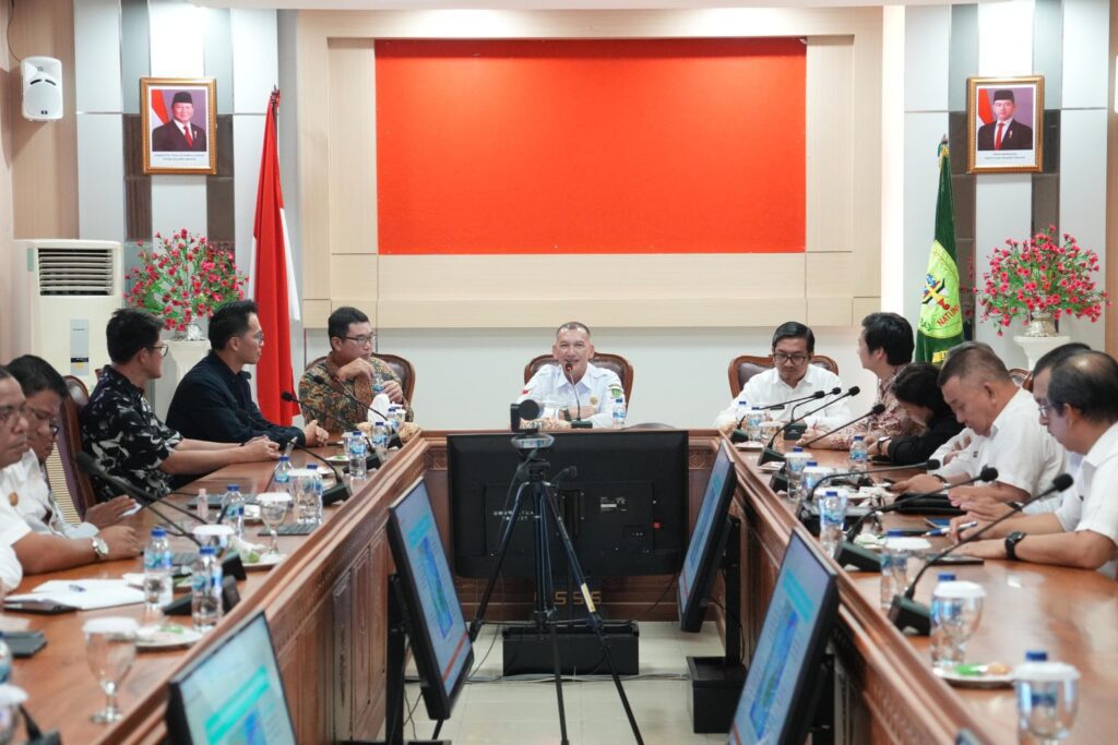 Wakil Bupati Natuna Rodhial Huda dan Sekdako Natuna saat menjamu rombongan Konjen Singapura untuk Indonesia, pagi tadi. (ft kominfonatuna)
