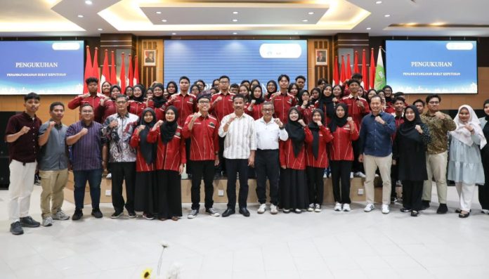 Walikota Rudi berfoto bersama usai melantik Pengurus Pelajar dan Mahasiswa Kota Batam Pekanbaru, kemarin. (ft mcbatam)