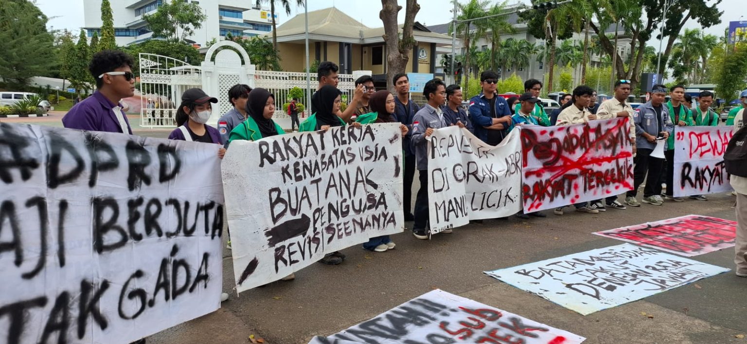 Aliansi Mahasiswa se-Kota Batam menggelar aksi unjuk rasa di depan Kantor DPRD Batam, kemarin. (ft qori)