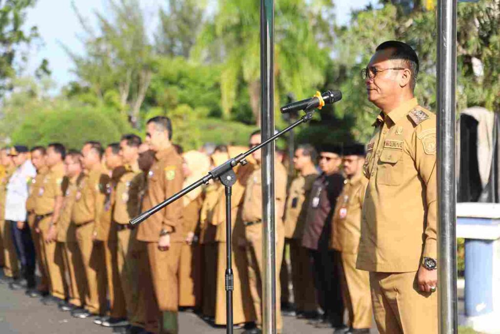 Andi Rizal saat memimpin Apel Senin, pagi tadi. (ft kominfotjpinang)