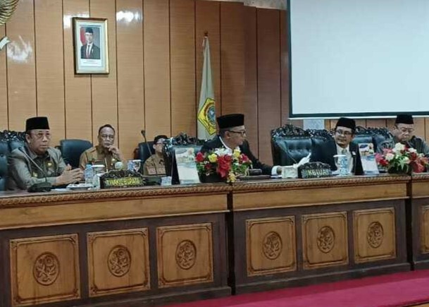 Bapemperda DPRD Karimun saat rapat paripurna, kemarin, (ft msaimi)