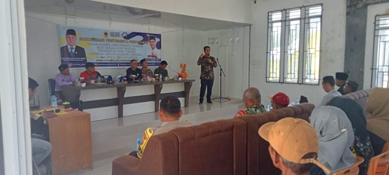 Bupati Terpilih Iskandarsyah saat sambutan acara launching satu rumah satu sarjana di Desa Pangke, pagi tadi. (ft ricky)