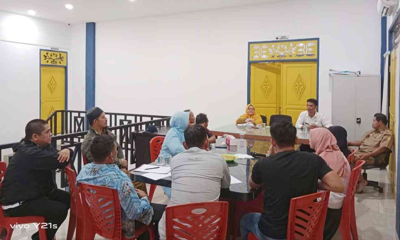 Disdagin saat menggelar pertemuan dengan IKM Tahu Tempe di Tanjungpinang, kemarin. (ft kominfotjpinang)