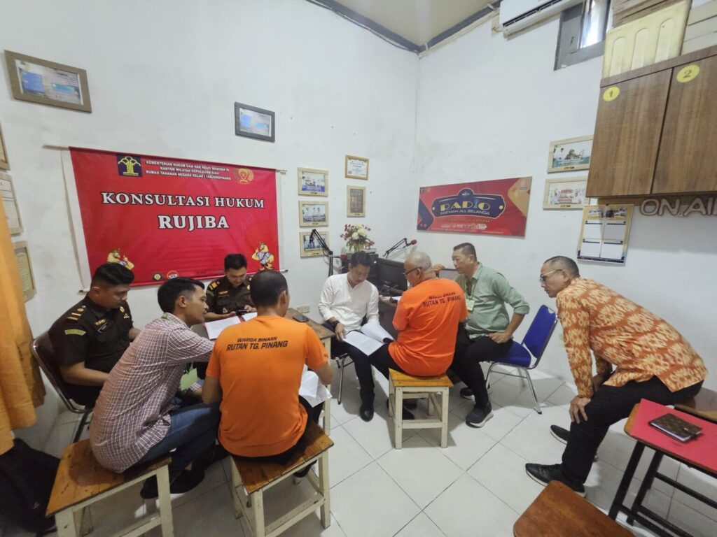 Dua Tersangka Korupsi Puskesmas Siantan saat menjalani pemeriksaan, belum lama ini. (ft kejarianambas)Dua Tersangka Korupsi Puskesmas Siantan saat menjalani pemeriksaan, belum lama ini. (ft kejarianambas)Dua Tersangka Korupsi Puskesmas Siantan saat menjalani pemeriksaan, belum lama ini. (ft kejarianambas)