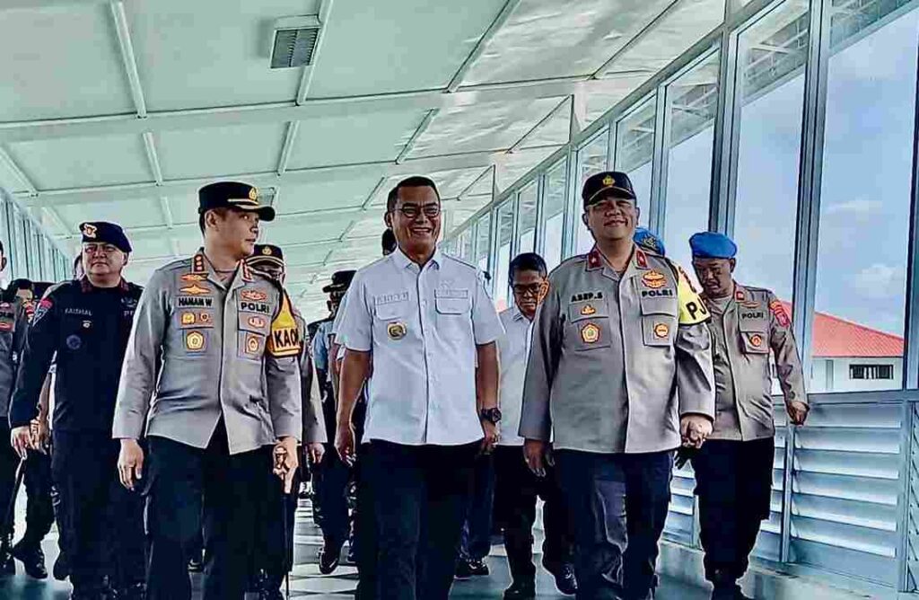 Kapolda saat dijemput Plh Wako Tanjungpinang di pelabuhan, pagi tadi. (ft kominfotjpinang)