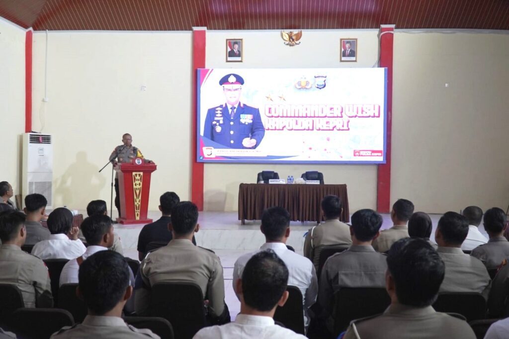 Kapolres Natuna saat meyosialisasikan Commander Wish Polda Kepri di jajarannya, kemarin. (ft rusdi)