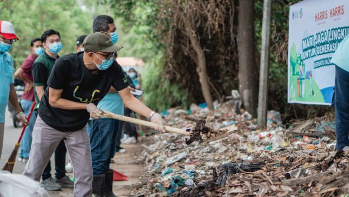 HARRIS Hotel Batam Bersatu Padu Bersihkan Sampah di Tanjung Riau