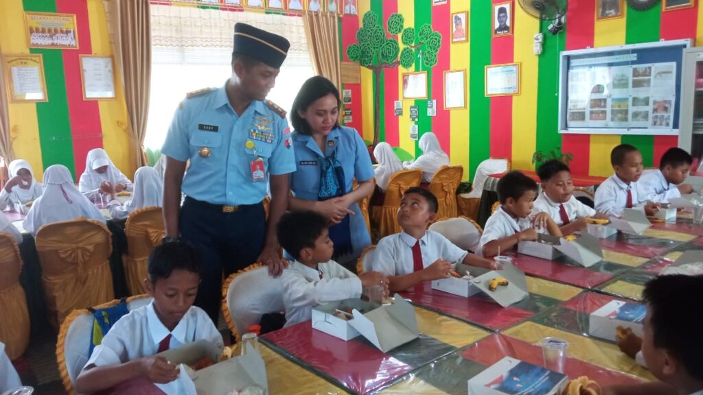 Komandan Lanud Hang Nadim, Letkol Pnb Sony Aji Pramono bersama isteri meninjau uji coba program Makan Bergizi Gratis di SDN 002 Batubesar, Kecamatan Nongsa, Batam, Kepri, kemarin. (ft humasbpbatam)