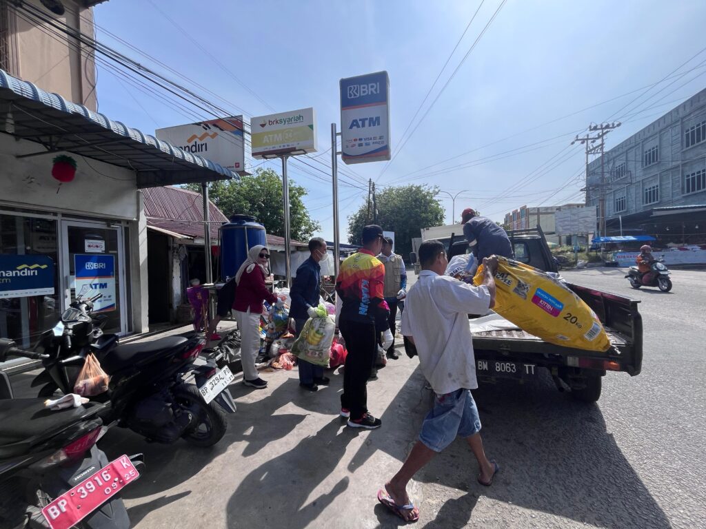 Lurah se-Kecamatan Tebing saat membantu petugas kebersihan membersihkan sampah, pagi tadi. (ft msaimi)