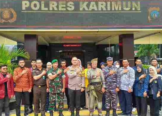 Para undangan berfoto bersama pada kegiatan Bakti Sosial Presisi yang dilaksanakan Polres Karimun, pagi tadi. (ft msaimi)
