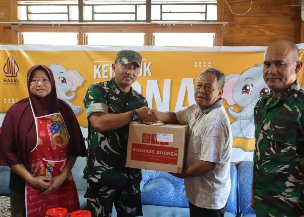 Penyerahan bantuan kompor dari Kodim 0317 Tbk kepada pelaku UMKM, pagi tadi. (ft msaimi)