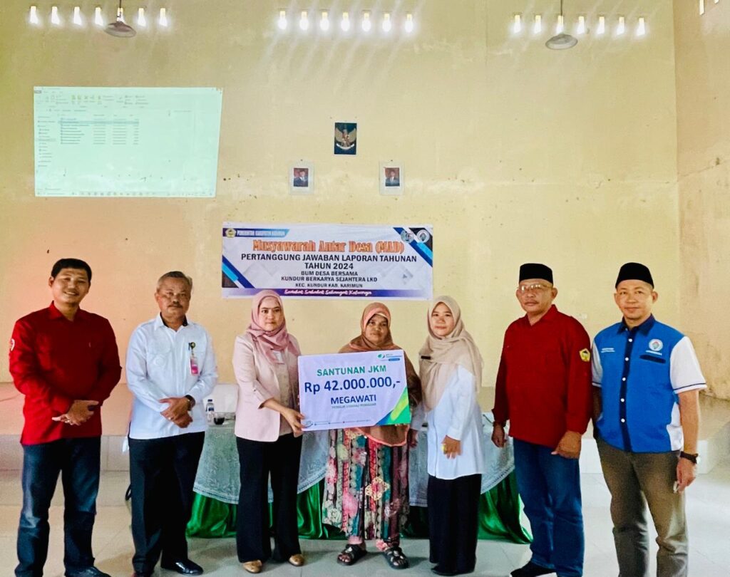 Penyerahan santunan dari BPJS Ketenagakerjaan kepada ahli waris atau keluarga penerima di Kecamatan Kundur, pagi tadi. (ft bpjsketenagakerjaankarimun)