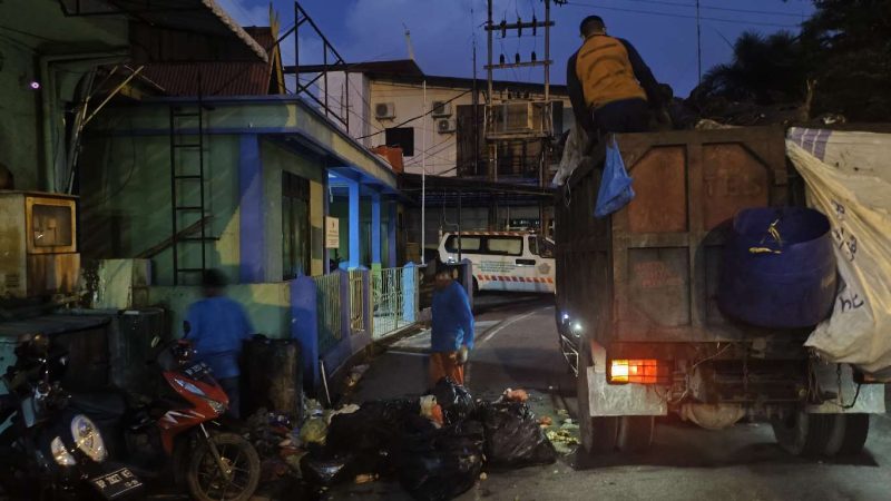 Petugas kebersihan saat mengangkut sampah menumpuk di depan Pelabuhan Domestik Karimun, malam tadi. (ft dlhkarimun) Petugas kebersihan saat mengangkut sampah menumpuk di depan Pelabuhan Domestik Karimun, malam tadi. (ft dlhkarimun) Petugas kebersihan saat mengangkut sampah menumpuk di depan Pelabuhan Domestik Karimun, malam tadi. (ft