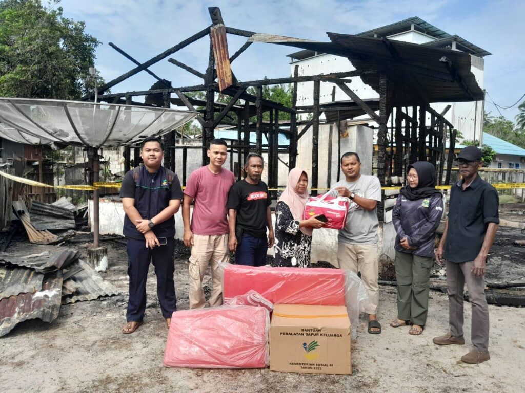 Pihak Dinsos Lingga saat menyalurkan bantuan kepada korban kebakaran, siang tadi. (ft gafar)
