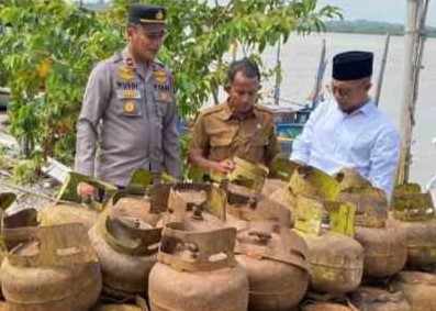 Polsek Buru dan pihak Kecamatan Buru saat meninjau ketersediaan LPG di sejumlah kedai, kemarin. (ft polsekburu)