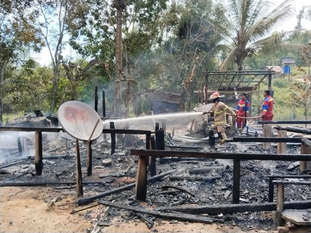 Rumah warga di Sungai Pinang yang habis terbakar, kemarin. (ft gafar)