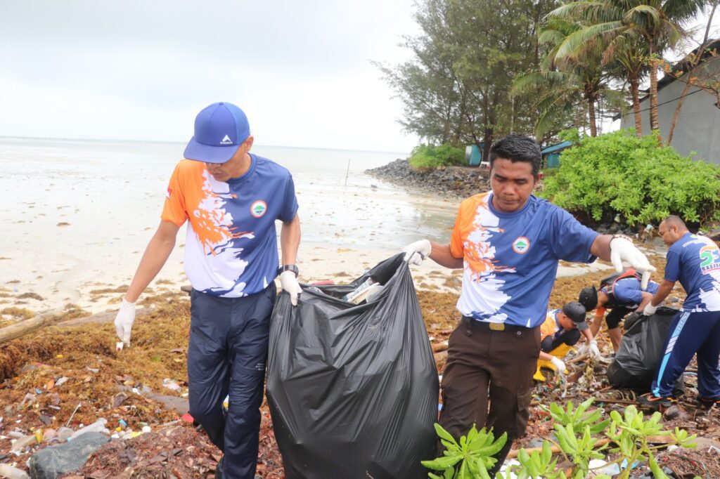 Sejumlah personel SAR Natuna saat menggelar kegiatan sosial, pagi tadi. (ft rusdi)
