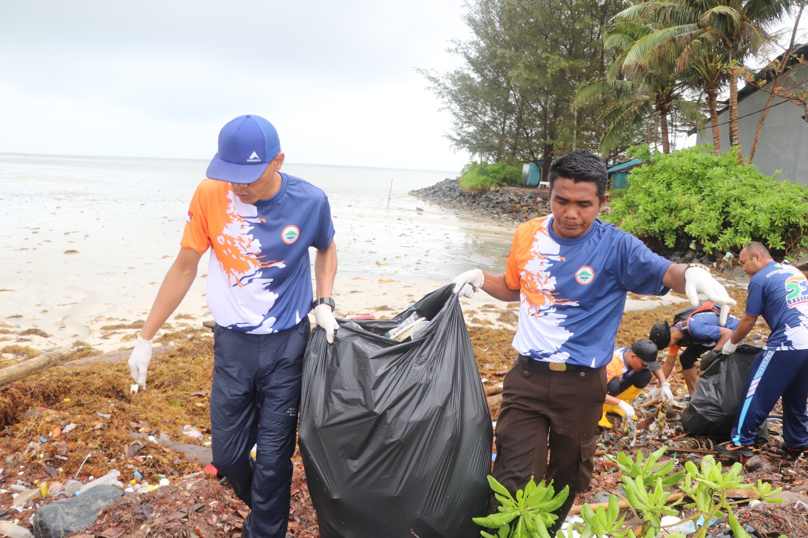 Sejumlah personel SAR Natuna saat menggelar kegiatan sosial, pagi tadi. (ft rusdi)