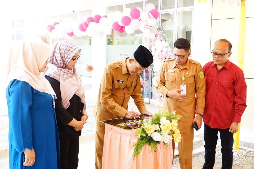 Sekda Lingga Armia saat peresmian Puskesmas gedung baru UPT Puskesmas Daik di daerah Cening, Kecamatan Lingga, pada Selasa (11/2/2025). 9ft gafar)