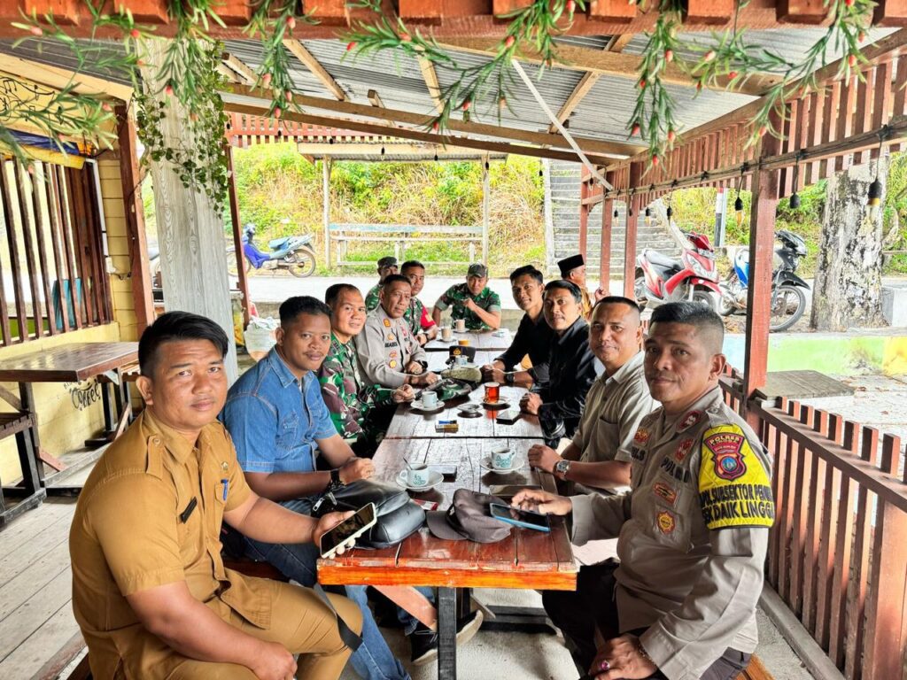 Suasana Coffee Morning antara jajaran Kapolsek Daik Lingga dengan aparat TNI dari jajaran Koramil 05 Daik Lingga, pagi tadi. (ft gafar)