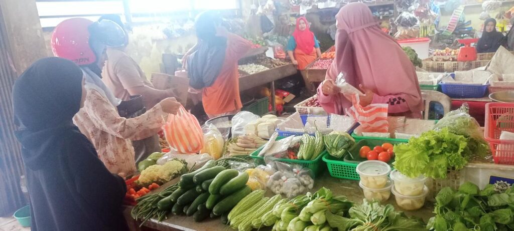 Suasana jual beli di Pasar Dabo Singkep, pagi tadi. (ft gafar)