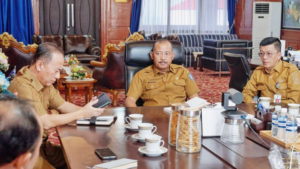 Suasana rapat dengan Mendagri terkait pelantikan gubernur terpilih via zoommeeting, pagi tadi. (ft kominfokepri)