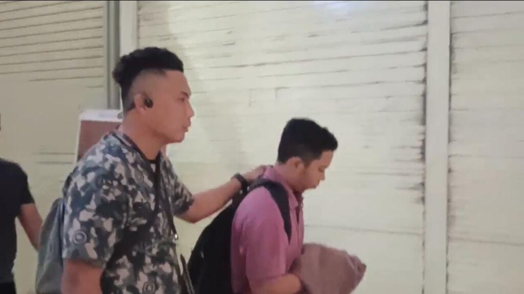 Tersangka penggelapan dibawa petugas kejaksaan negeri Batam setelah diamankan di pelabuhan Harbour Bay Batam. (ft ravi radarsatu)