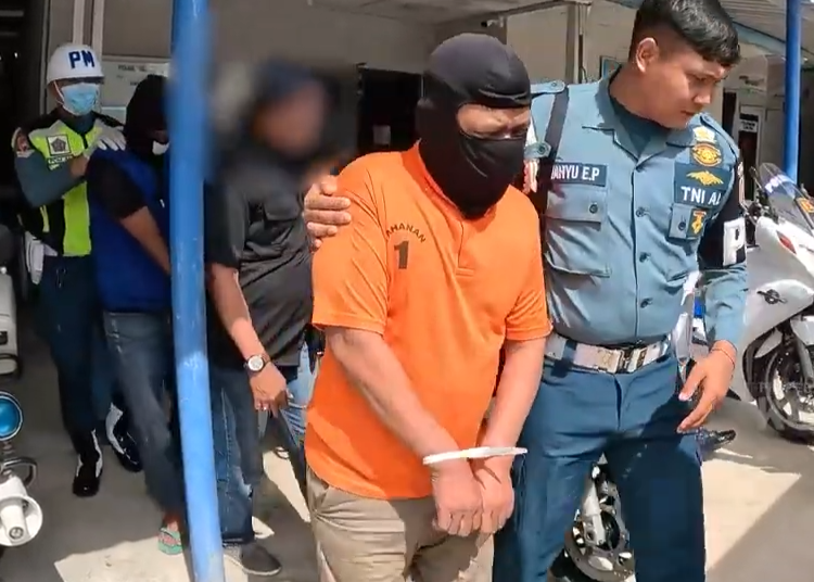 Tersangka saat diamankan di Mako Lanal Batam, pagi tadi. (ft koarmadaI)