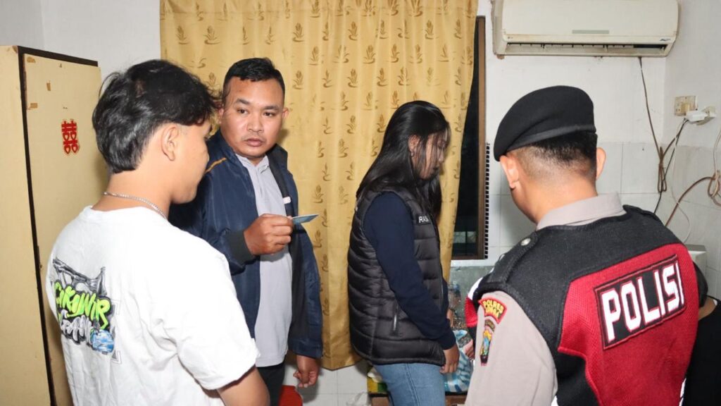 Tim gabungan Polres Lingga saat menggelar ops antik seligi 2025 di salah satu tempat hiburan malam, tadi malam. (ft gafar)