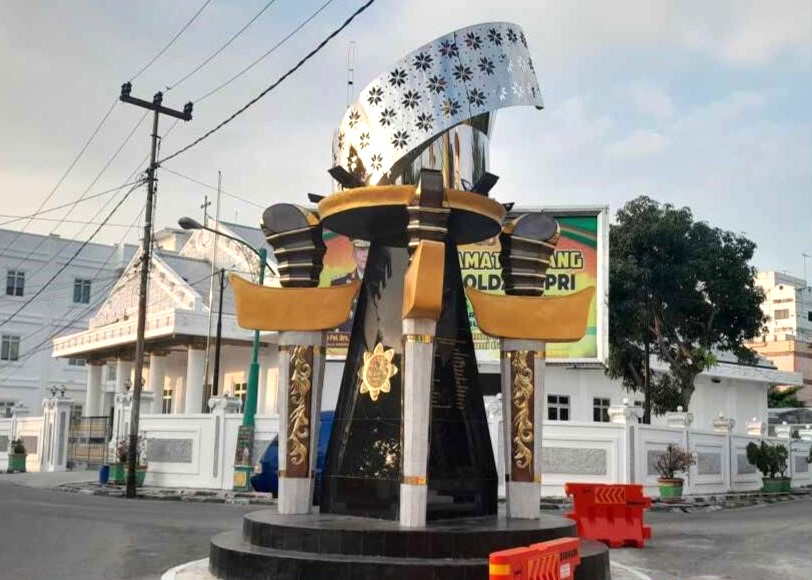 Tugu pentadbiran Karimun yang berada di Jalan Utama Tanjungbalai Karimun. (ft dok lendoot)