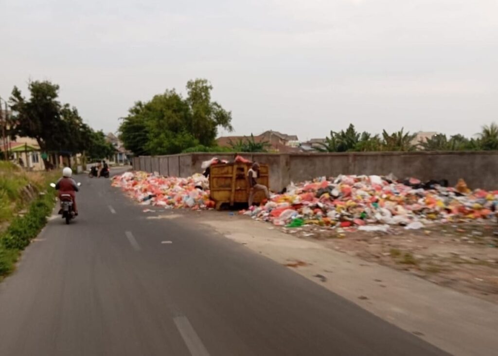 Tumpukan sampah di TPS Bukit Tiung, siang tadi. (ft msaimi)