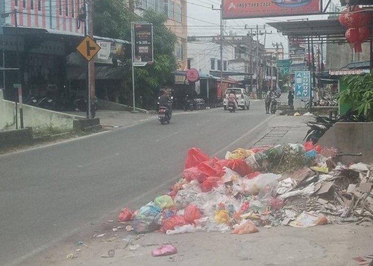 Akibat Mogok Kerja Petugas Kebersihan, Tumpukan Sampah Mulai Menggunung Lagi