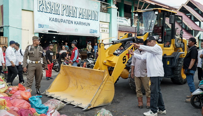Wabup Karimun yang juga sebagai Ketua PMI, Rocky Marciano Bawole meninjau prores pembersihan sampah di pasar Puan Maimun, pagi tadi. (ft novel)
