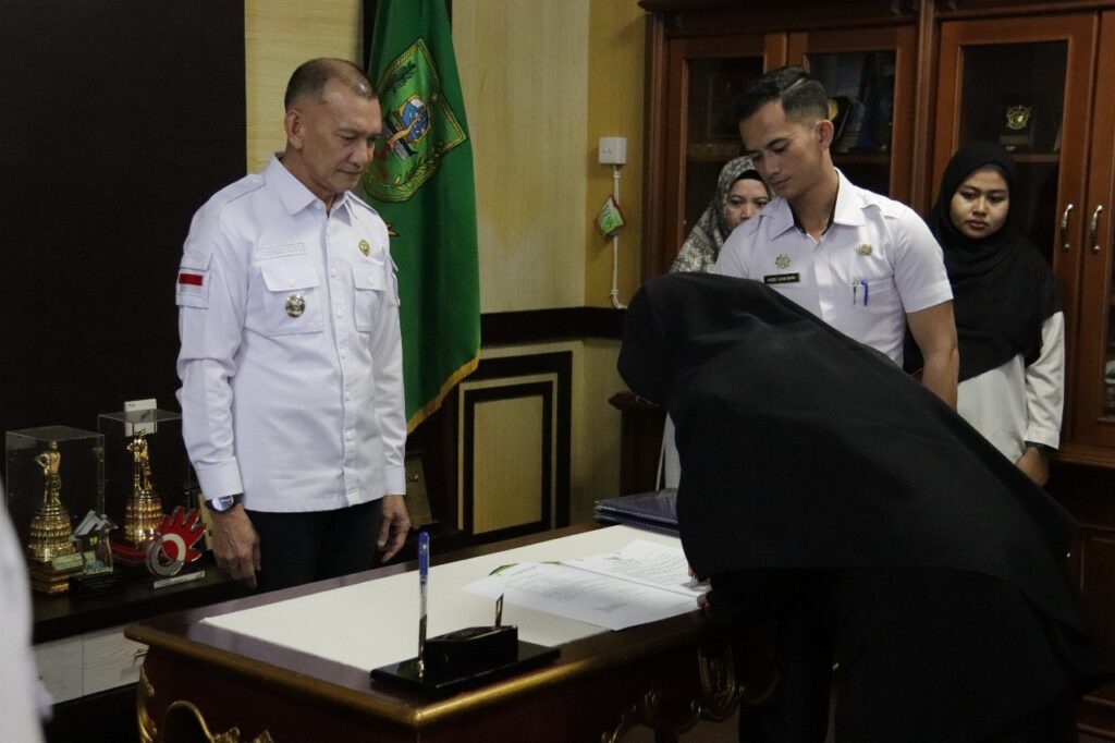 Wabup Natuna saat menyaksikan penandatanganan naskah pelantikan pejabatnya, kemarin. (ft kominfonatuna)