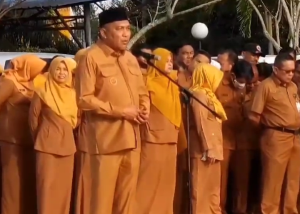 Wabup Rocky saat memimpin Apel Senin di Halaman Kantor Dinas Bupati, pagi tadi. (ft msaimi)