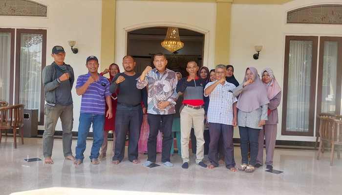 Wakil Bupati Karimun Rocky Marciano Bawole foto bersama perwakilan petugas kebersihan di rumah dinas Bupati Karimun, siang tadi. (ft msaimi)