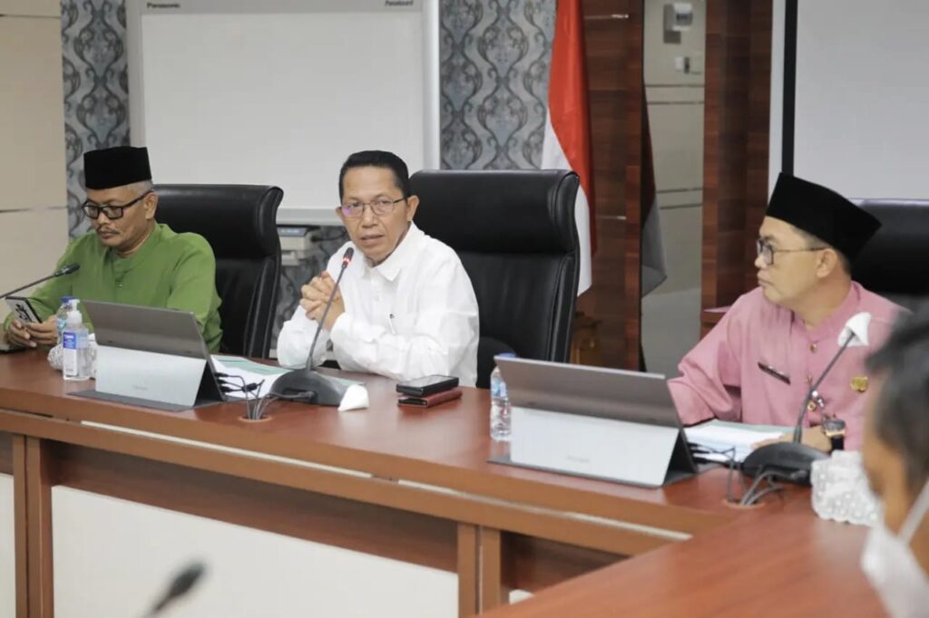 Wakil Wali Kota Batam Amsakar Achmad saat memimpin rapat Tim Pengendali Inflasi Daerah (TPID) Kota Batam. (ft mcbatam)