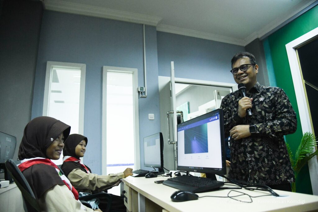 Wamenkomdigi Nezar Patria meninjau pelatihan koding untuk anak dari SDN Pangukan, Sleman, yang berlangsung di kantor Balai Pengembangan SDM Kementerian Komdigi, Yogyakarta, kemarin. (ft kemkomdigi)